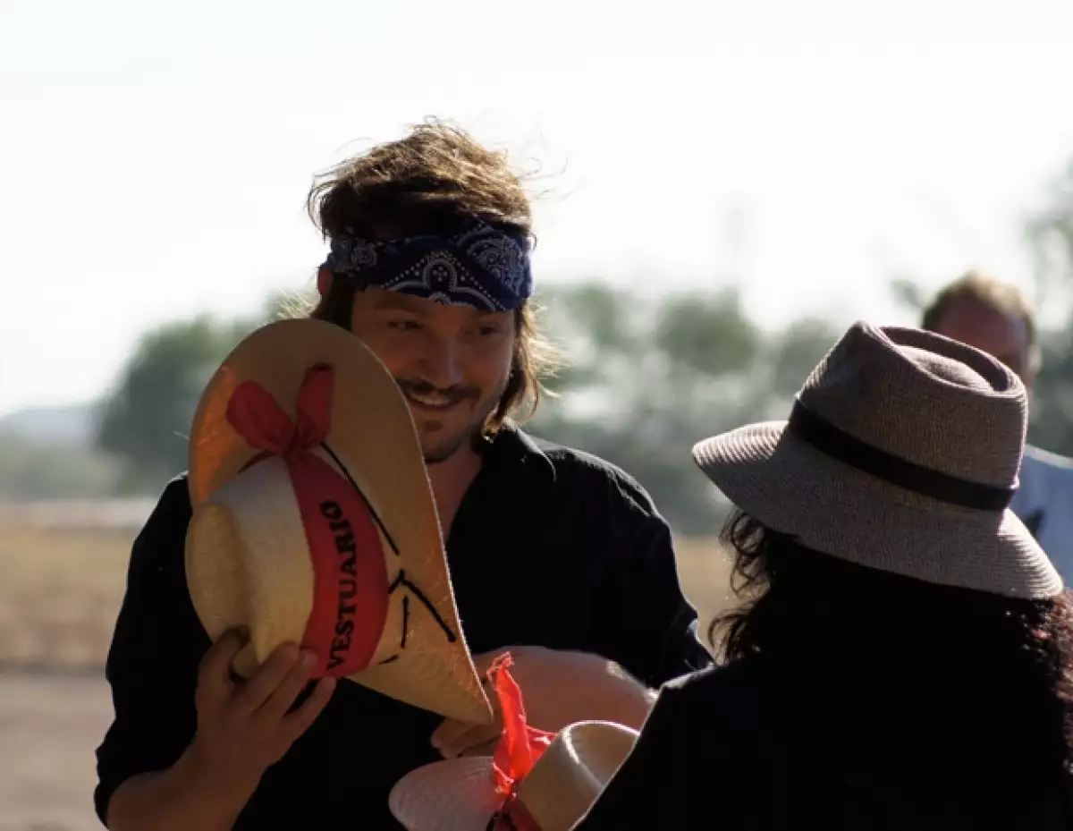 Diego Luna ha tenido que pasar días enteros en el desierto de Hermosillo, Sonora como parte de la filmación de su nueva película.