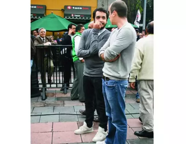 Andrés Manuel Jr. luciendo sus tenis Louis Vuitton.