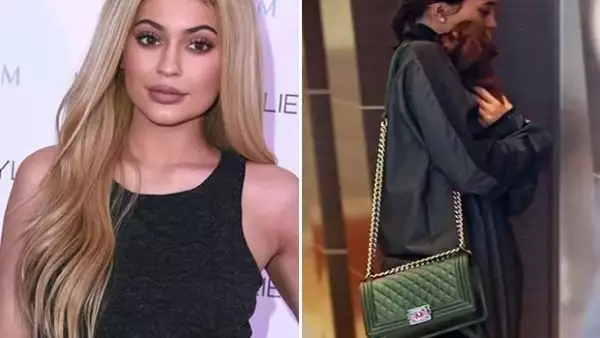 Después de que la hija menor de Kris subiera un video a Snapchat de su Dachshund jugando con el pom pom de Fendi, se agotó la existencia de esta pieza valorada en 400 dólares en el sitio Lyst.