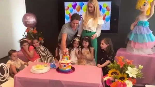 Bobby Domínguez y Tania Ruiz con su hija Carlotta.jpg