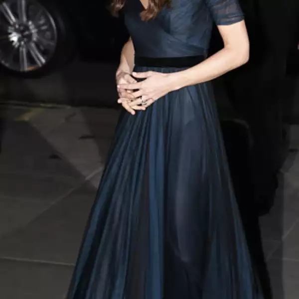 Kate Middleton. Es de las mujeres con más estilo en el mundo. Nos encanta que mezcla high fashion con piezas más básicas.