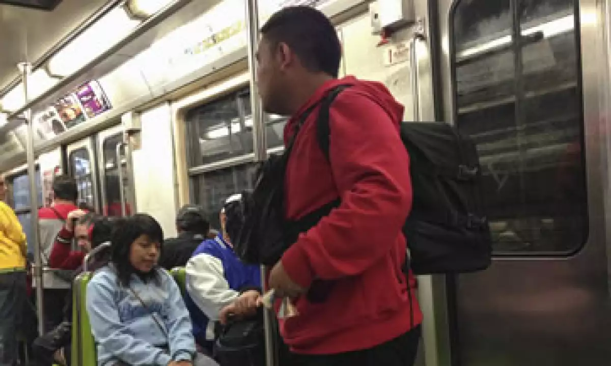 Una de las mayores peticiones de los usuarios del Metro es que se retire a los vendedores informales. (Foto: Cuartoscuro)