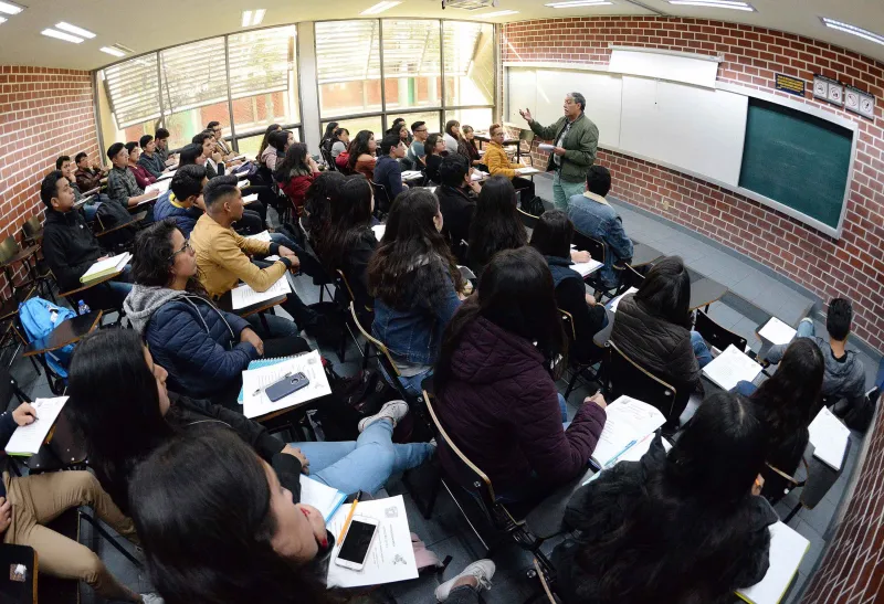 Estudiantes de la UNAM toman clase en Ciudad Universitaria. 