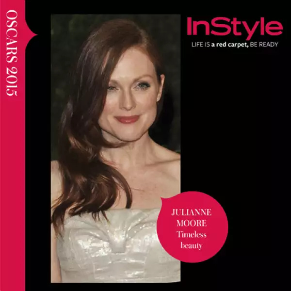 La actriz resaltó su tez blanca y pelo rojizo con un maquillaje en tonos frambuesa que la hacen ver joven y llena de luz.