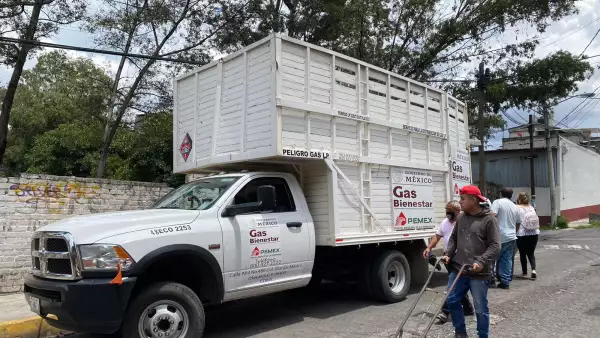 Un vehículo de carga de Gas Bienestar en calles de Iztapalapa. Las personas se acercan a comprar cilindros de gas LP. 