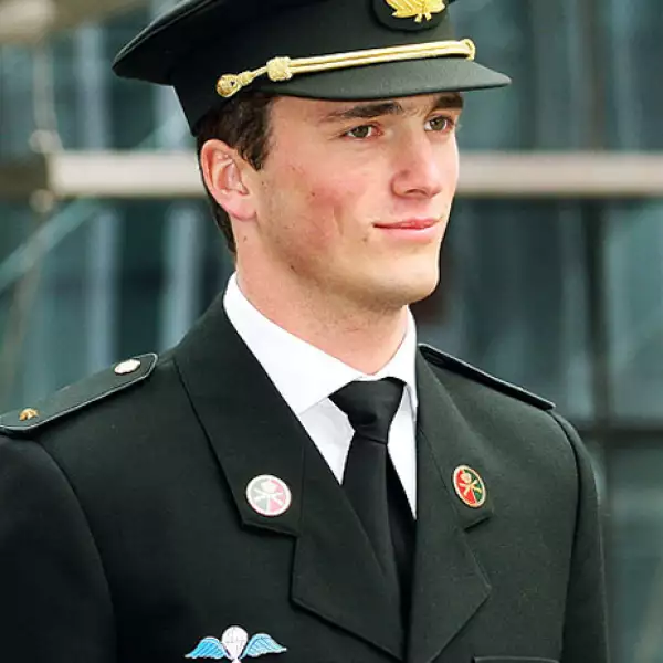 Uno de los mejores partidos de Europa es el príncipe Amedeo de 26 años quien es egresado de la London School of Economics y ha cumplido con todos sus deberes militares además es parte de un equipo de Rugby.