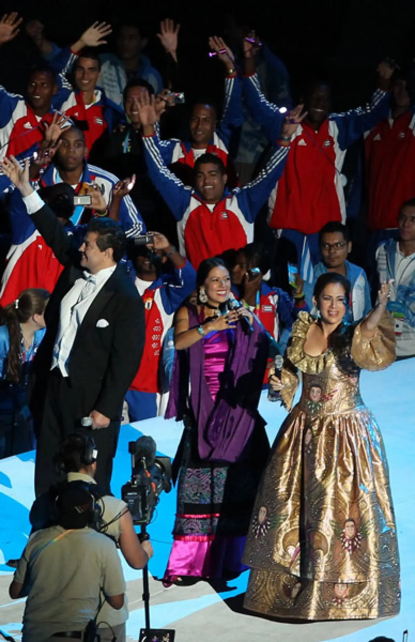 Los cantantes mexicanos Lila Downs y José Luis Duval engalanaron con sus voces el estadio Omnilife.