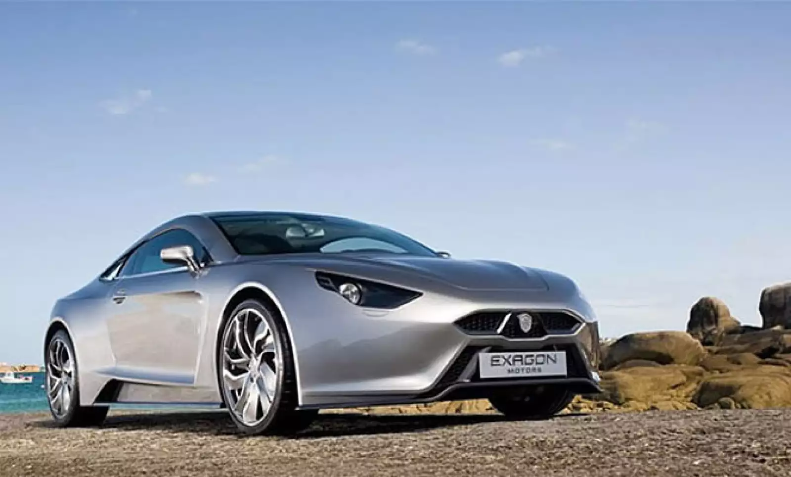 Utiliza dos motores eléctricos y uno más de gasolina. Logra una aceleración de 0 a 100 Km/h en sólo 3.5 segundos y una velocidad máxima de 300 Km/h.