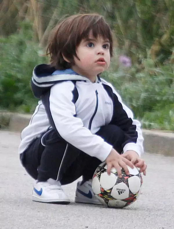 Con look deportivo, Milan juega con cualquier miembro de la familia futbol.