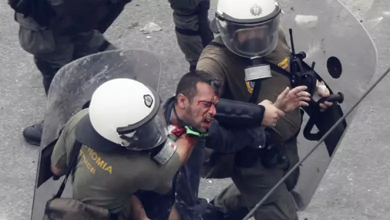 El Parlamento griego aprobó este miércoles, entre protestas, un plan de austeridad para recibir una nueva ronda de préstamos que le permitirá al Gobierno evitar un cese de pagos.
