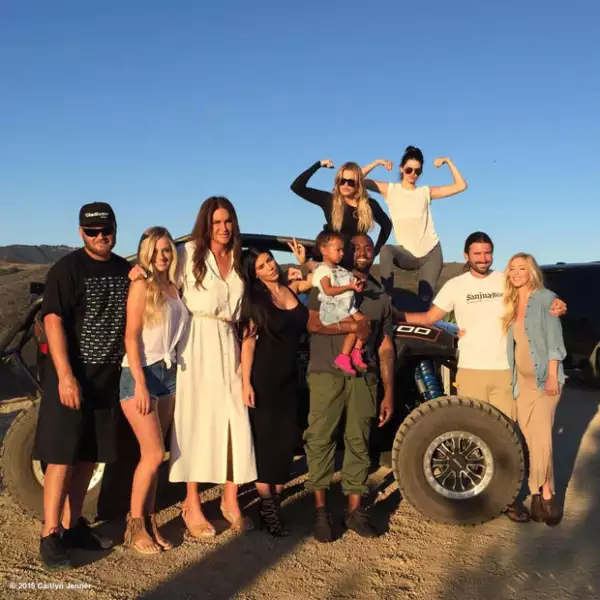 El orgulloso padre y padrastro de los Kardashian-Jenner, publicó su primer foto festejando su primer Día del Padre como mujer, además de agradecer el apoyo incondicional que le ha brindado su familia.