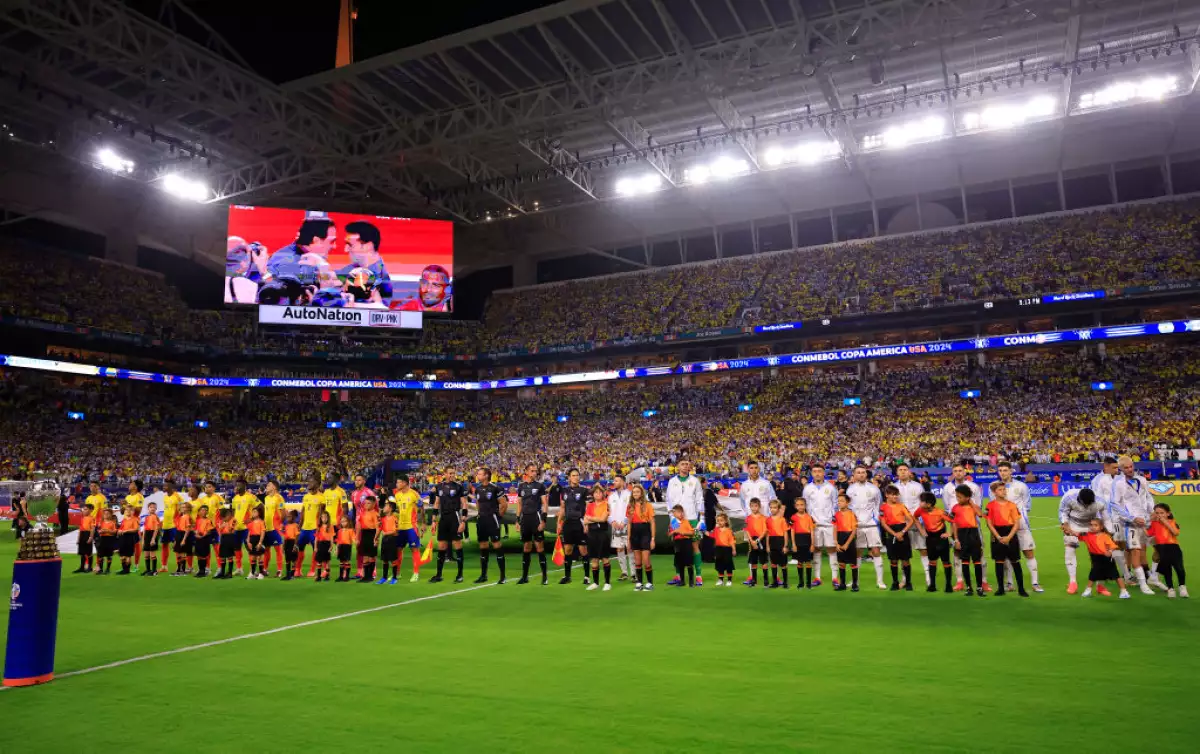 Foto de las selecciones de Argentina y Colombia formadas en hilera al momento de cantar sus himnos nacionales en el estadio Hard Rock de Miami