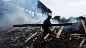 Un bombero ucraniano retira los escombros en una fábrica destruida por un ataque ruso en la ciudad de Slovyansk, en una zona afectada por la guerra en el este de Ucrania, mientras continúa el ataque de Rusia en Ucrania, en la región de Donetsk, Ucrania