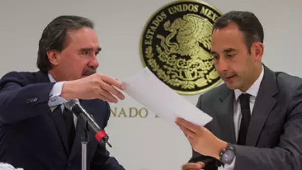 El priista Emilio Gamboa y el panista Roberto Gil presentaron la propuesta de austeridad en el Senado. (Foto: Cuartoscuro )