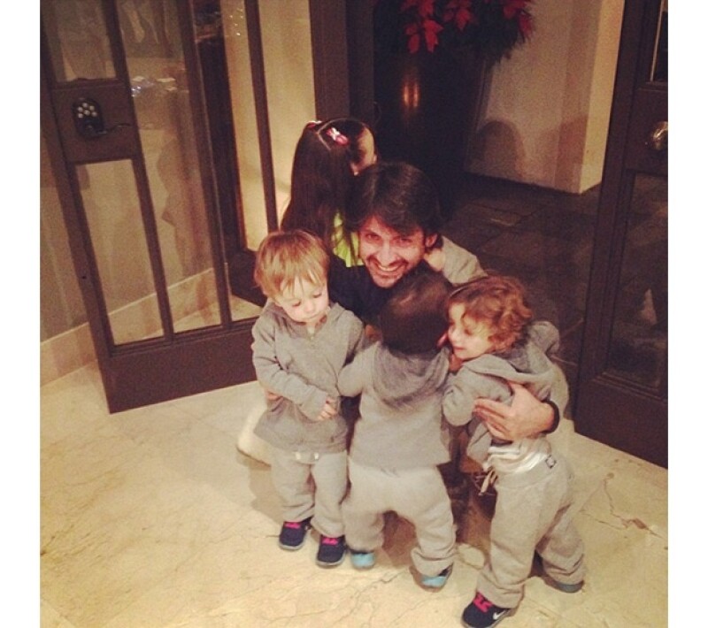Los hijos de Inés parecen llevarse de lo mejor con el futuro esposo de su guapa mamá.