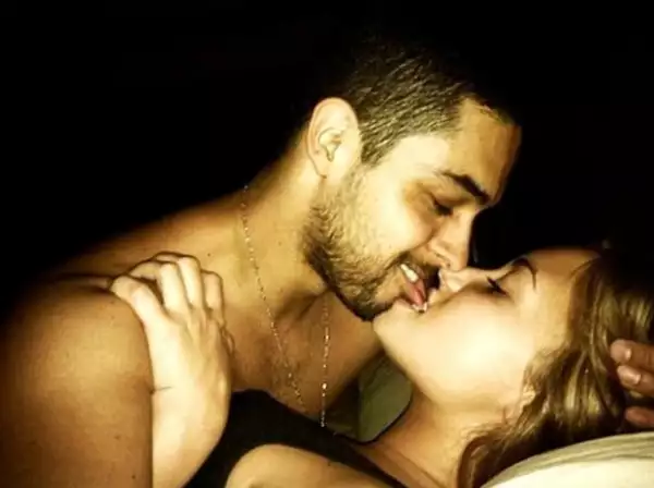 Esta es una de las imágenes que se ha filtrado en la red en las que la intimidad de la pareja quedó al descubierto.