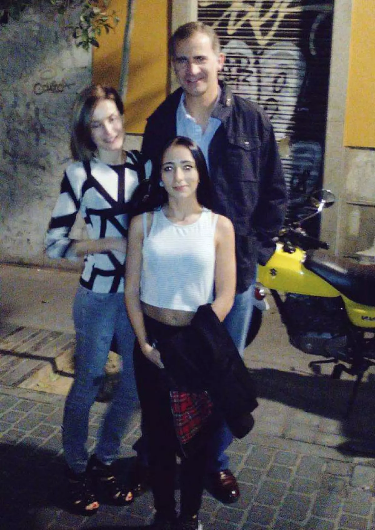 Esta fotografía ha circulado por Twitter y ha generado múltiples críticas a la monarca española en su salida romántica por Malasaña.