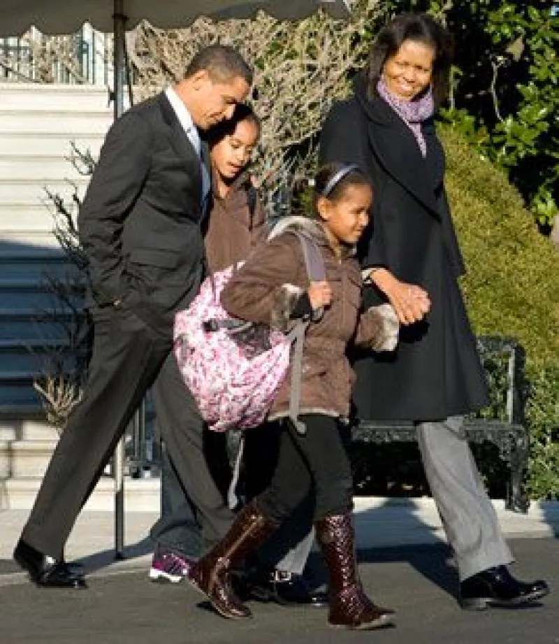 Según el presidente de EU, Barack Obama, sus hijas `parece que se están divirtiendo´ con su nueva vida y no se han dejado impresionar.