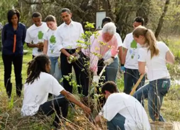 Los Obama y Bill Clinton se reunieron en un bosque a las afueras de Washington.