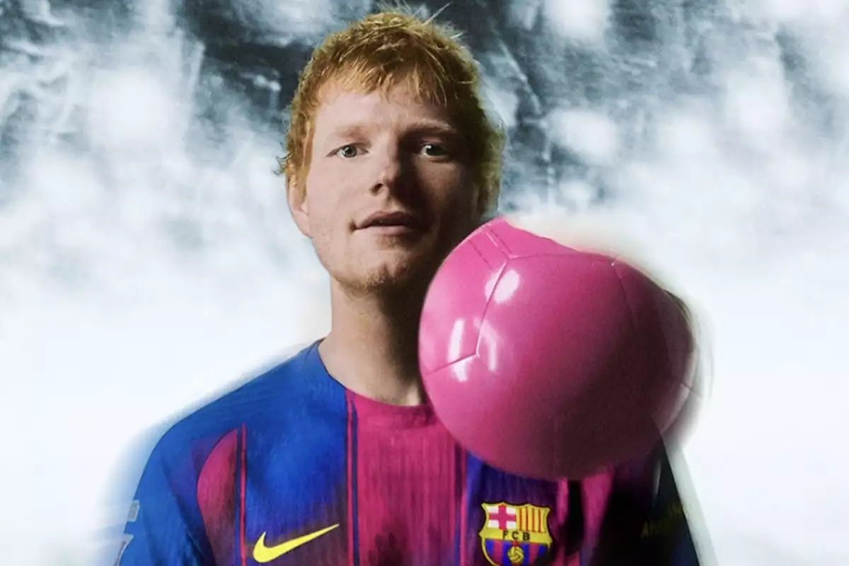 Ed Sheeran con el uniforme del FC Barcelona