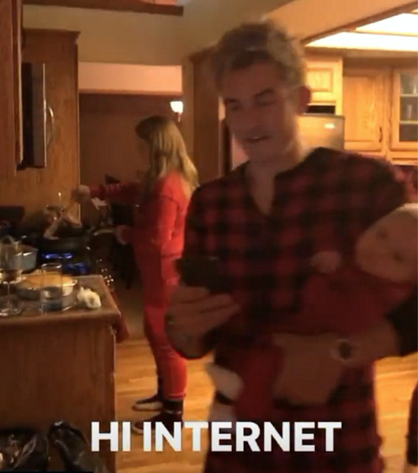 Orlando Bloom con mameluco en casa de Katy