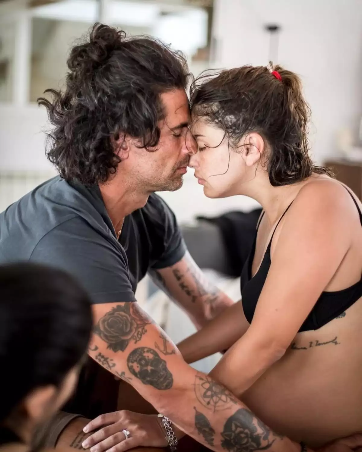 Michelle Renaud publica fotos del parto natural en agua de su segundo hijo Milo junto a su esposo Matías Novoa