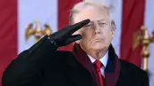 El presidente de los Estados Unidos, Donald Trump, saluda al final de una ceremonia del Día de los Veteranos en el Cementerio Nacional de Arlington en Arlington, Virginia, el 11 de noviembre de 2025.