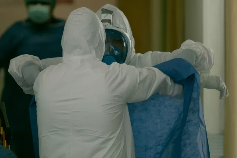 Personal médico se prepara para realizar el traslado de un paciente Covid a otro hospital.