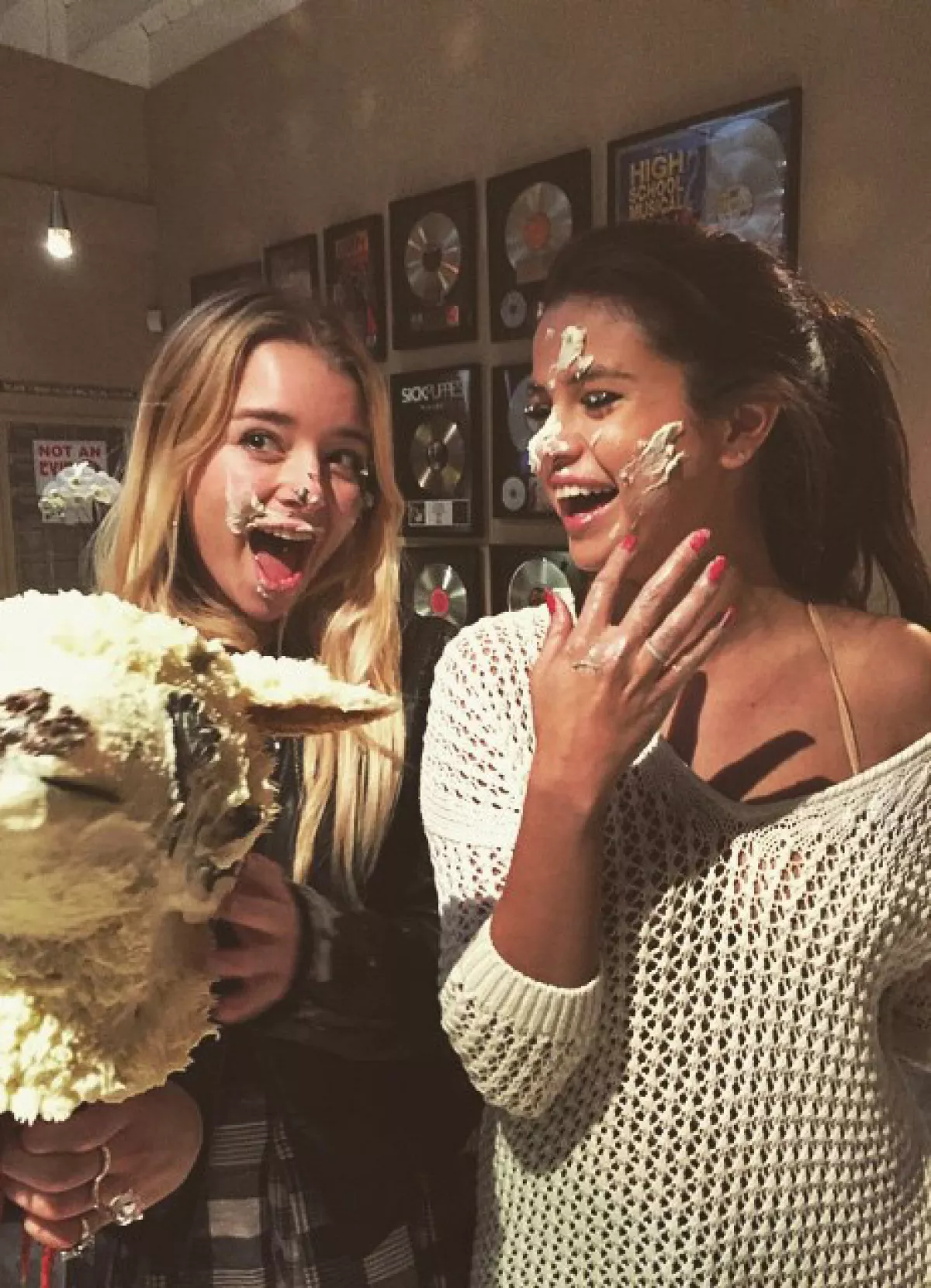 Cuando no asiste a eventos de gala Selena lleva siempre el pelo recogido. Esto fue hace solo unos días.