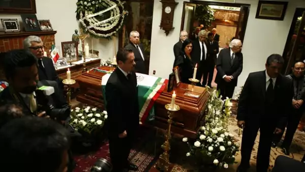 El candidato a la Presidencia llegó a las 14:05, acompañado por una comitiva, en la que no estaba Angélica Rivera, la cúpula del PRI lo esperaba en la puerta, así como Enrique de la Madrid.