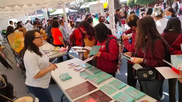Imagen de trabajo en escuelas para informar y apoyar a los adolescentes de distintas zonas urbanas y comunitarias de Xochimilco.