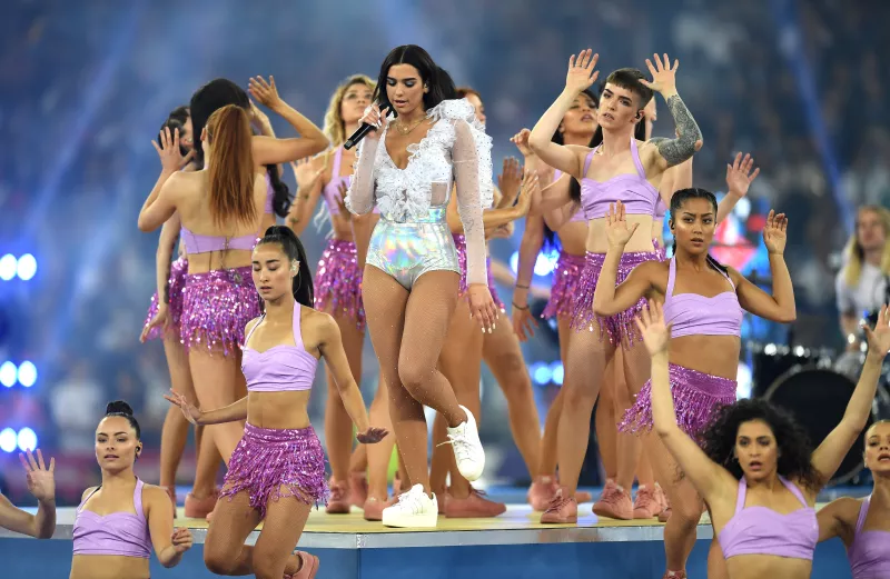 Así fue la presentación de la cantante inglesa durante la final Champions League