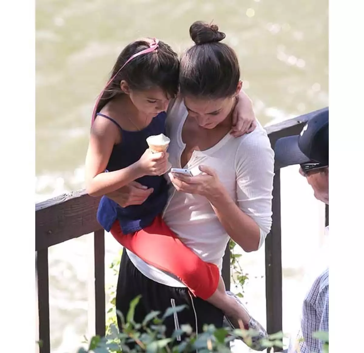 Suri ya tiene 7 años, pero su mamá la sigue cargando en brazos.