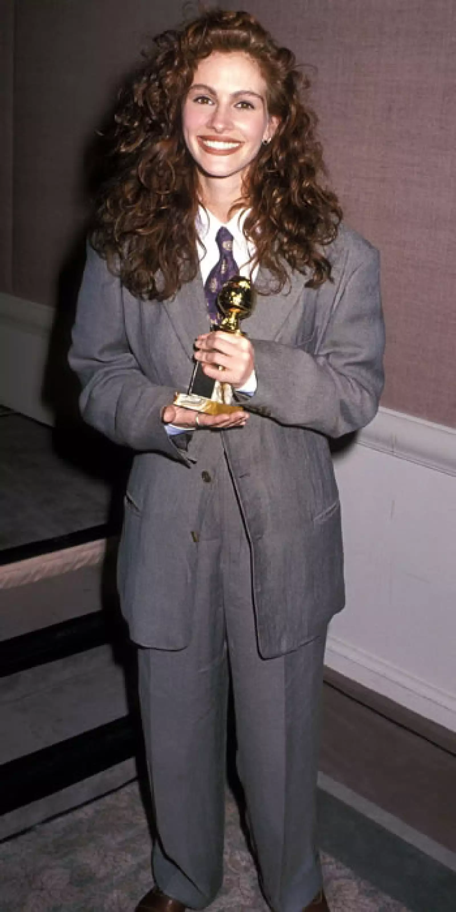 Su interpretación en `Steel Magnolias ´ le valió un Golden Globe, mismo que recibió con un traje sastre de hombre de Armani.