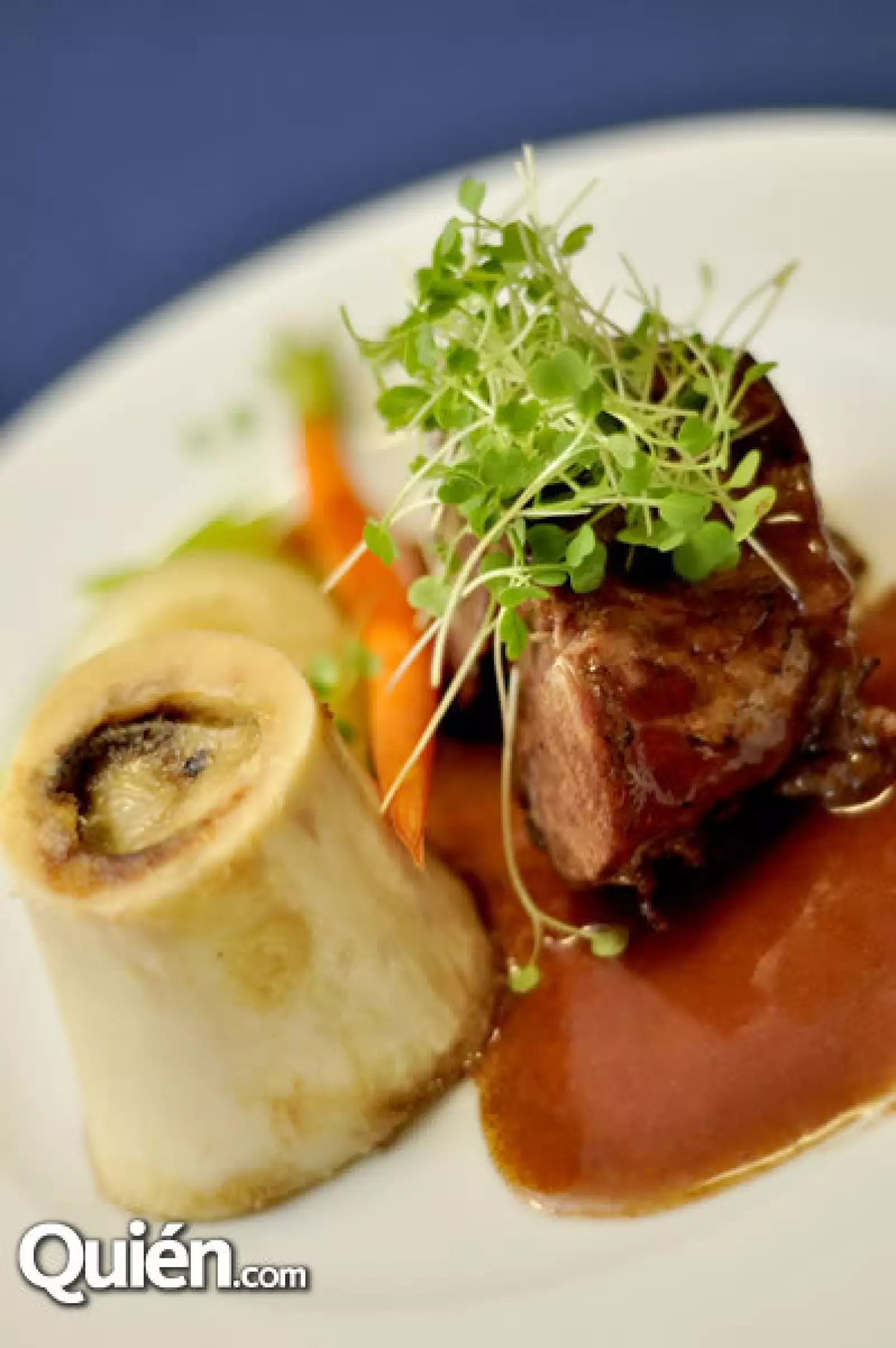 Chamorro de res glaseado en vino único