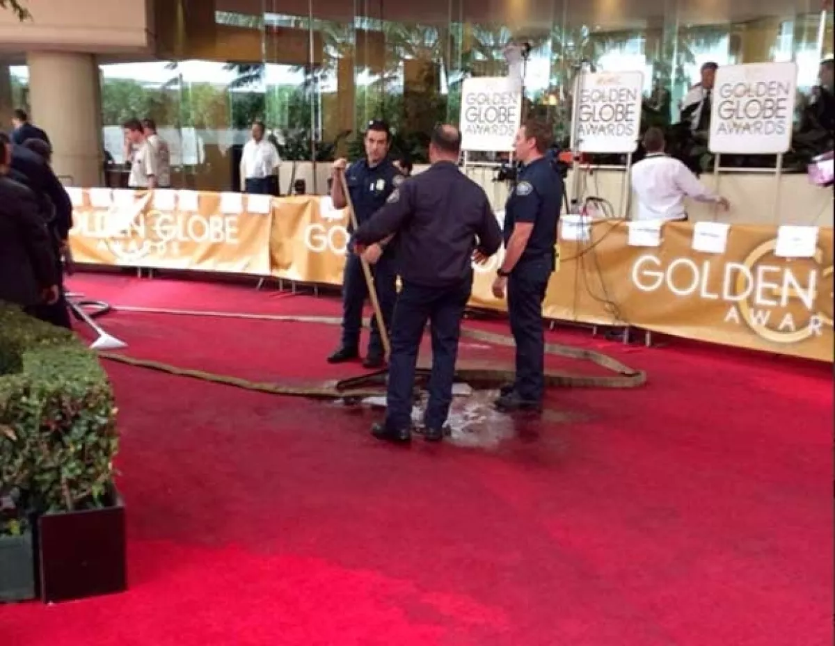 Los daños en la alfombra roja.