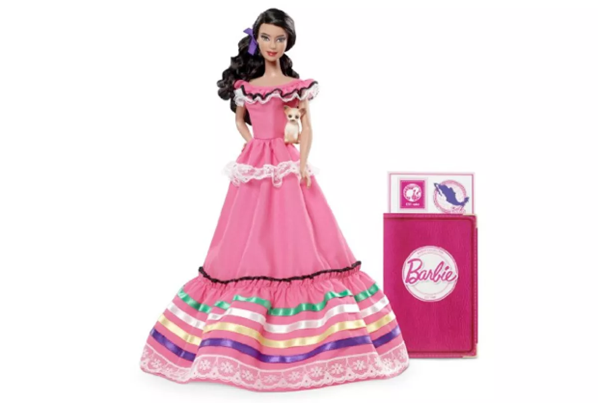 Barbie mexicana posee un vestido típico y pasaporte.