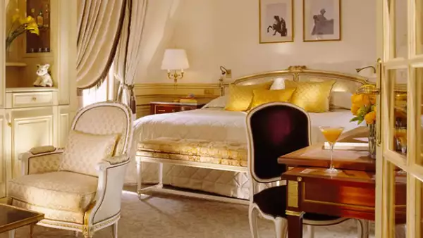 Le Meurice es considerado como uno de los hoteles más elegantes del mundo. Su bella decoración al estilo de Luis XVI, su exquisita comida supervisada por el ya reconocido Chef Michelin Alain Ducass...