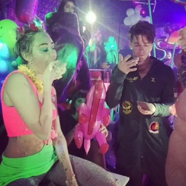 Miley y Patrick fueron captados juntos durante la fiesta.