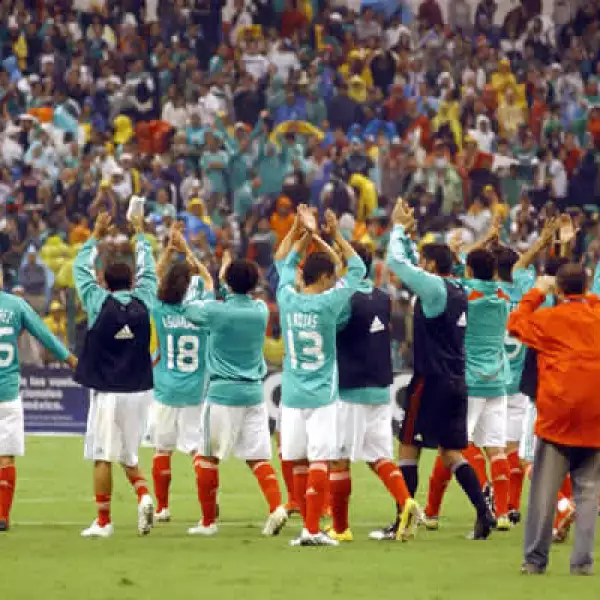 La selección mexicana de futbol triunfó sobre su similar de Honduras por la mínima diferencia, en la jornada clasificatoria para la Copa del Mundo Sudáfrica 2010, la noche del miércoles en el estadio Azteca de la ciudad de México.