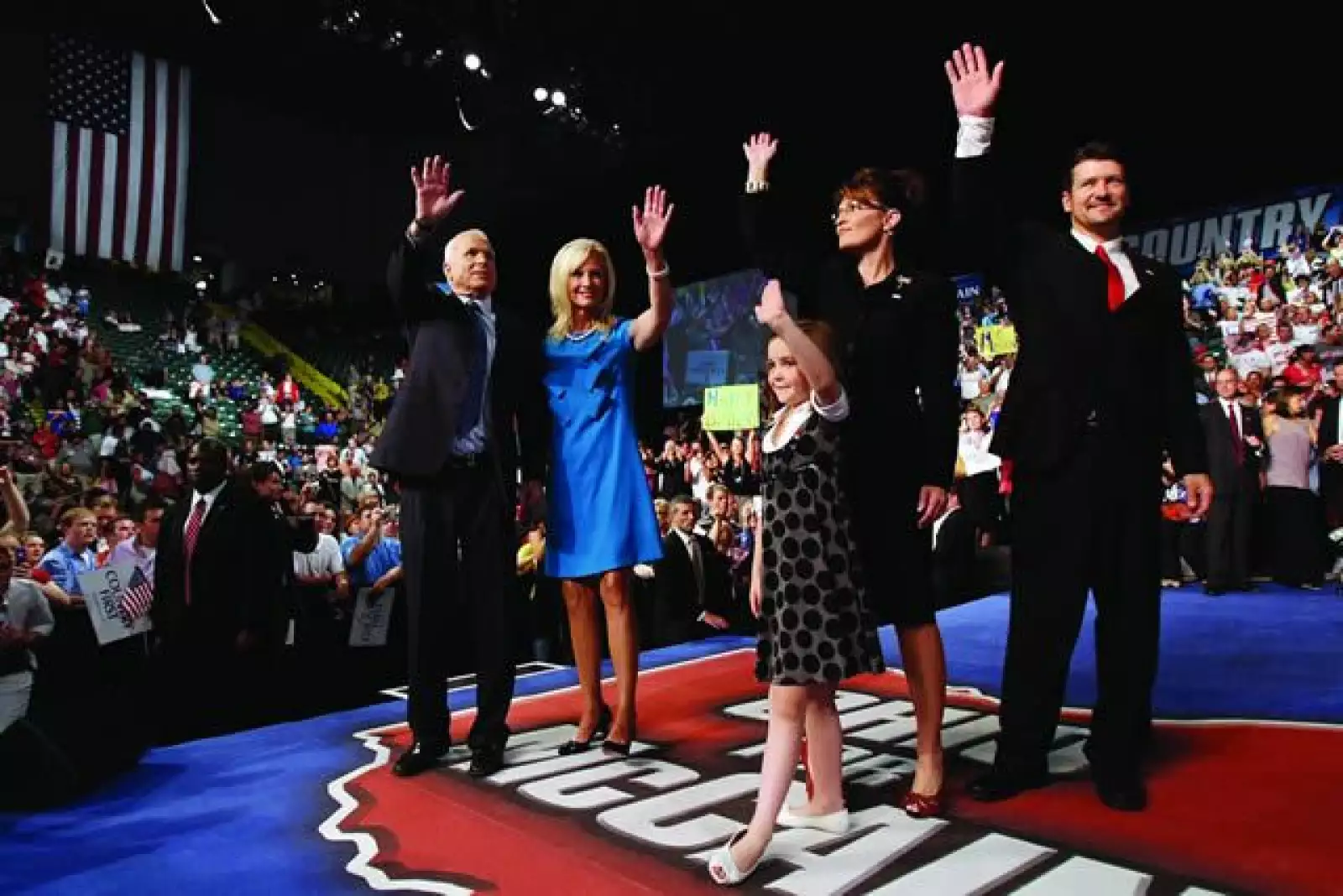 John McCain y su esposa Cindy con Sarah, su esposo Todd y la hija de éstos, Piper, el día que anunciaron su candidatura.