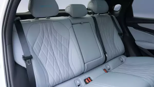 BYD Seal segunda fila.jpg