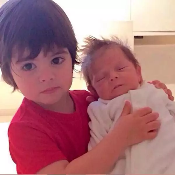 La mañana de este martes comenzó a circular en redes sociales la primera fotografía en la que vemos juntos a los hijos a Sasha y a Milan Piqué.