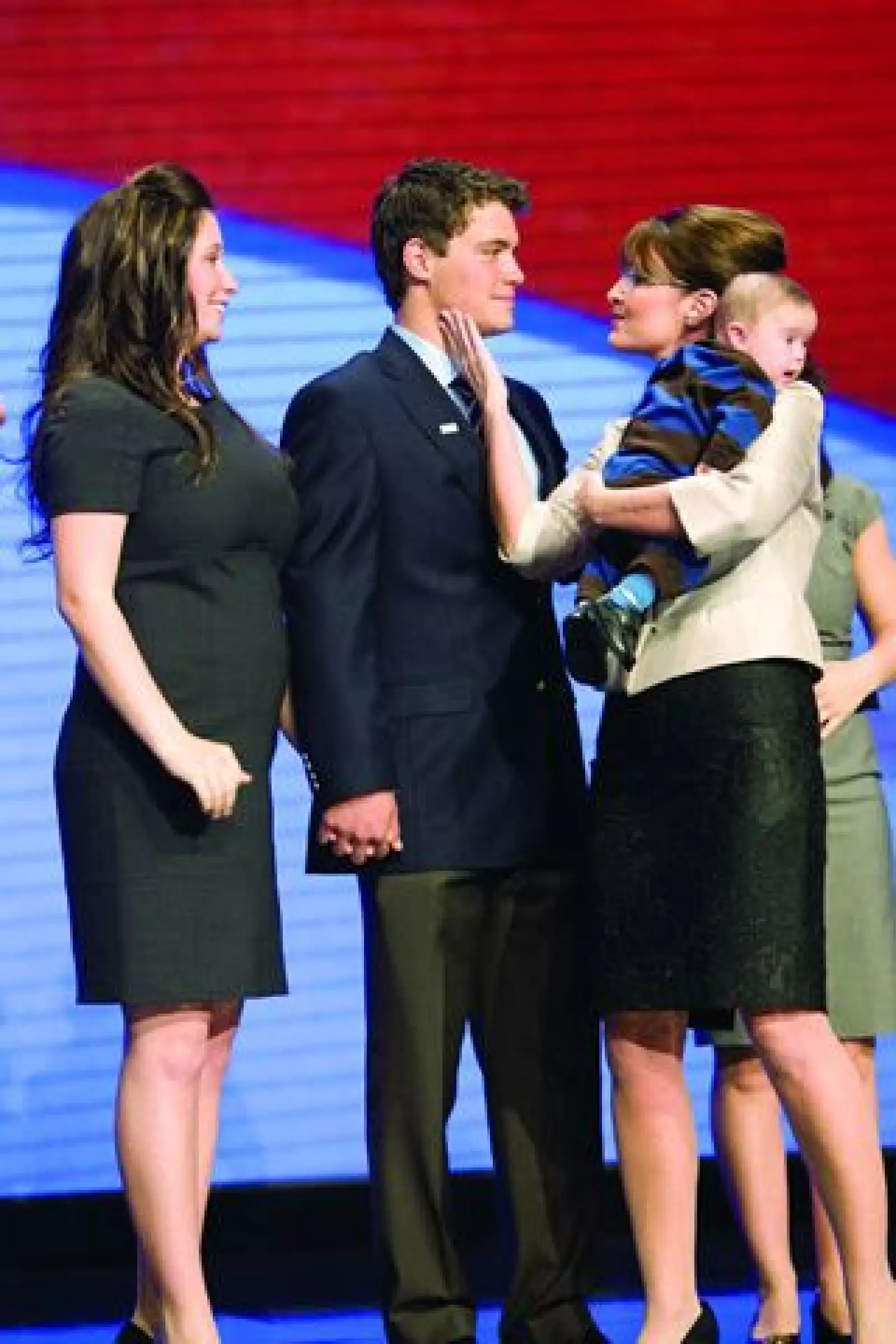 Con su hija Bristol, de 17 años y cinco mess de embarazo, y Levi Johnston, novio de ésta.