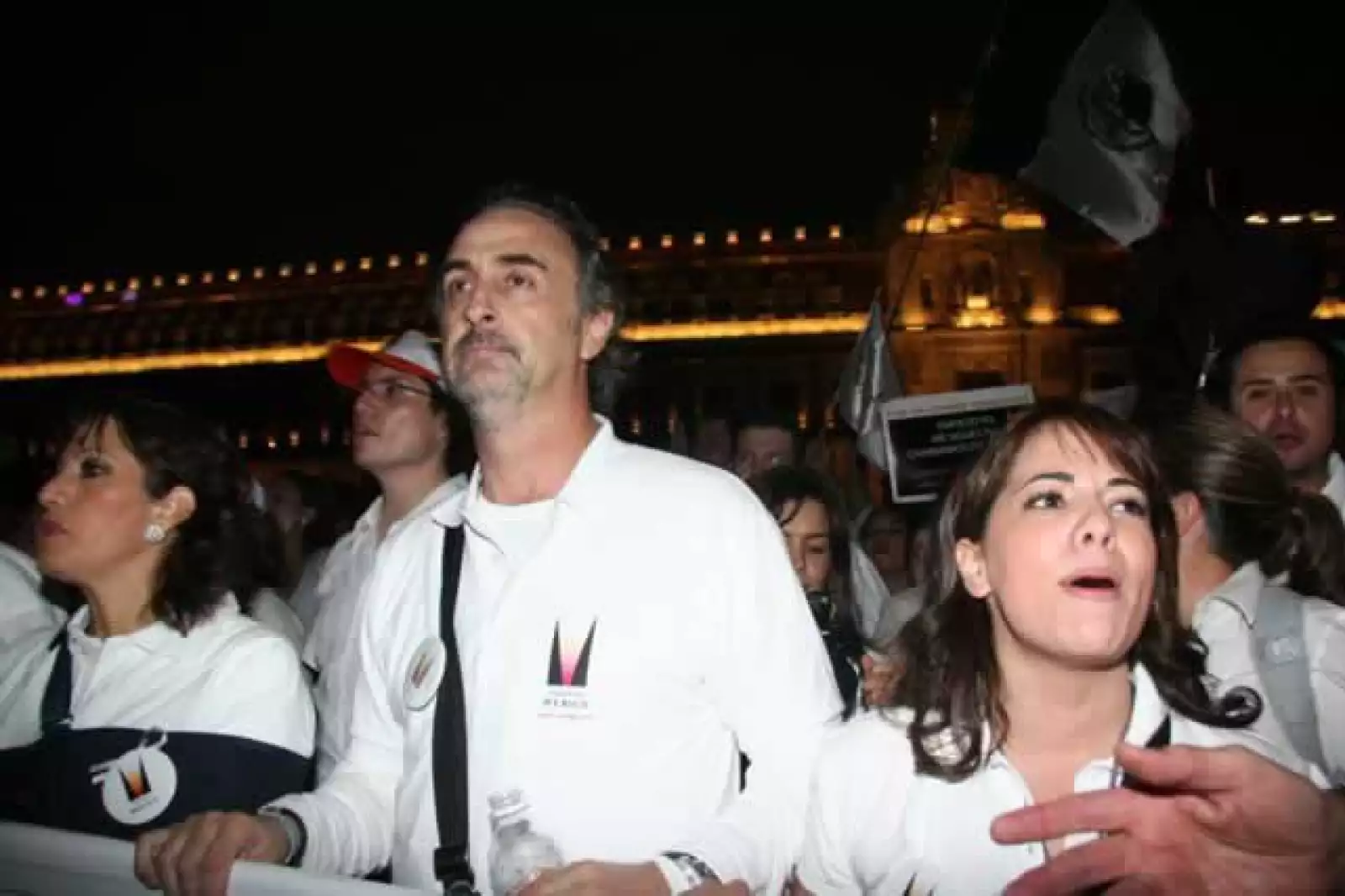 ¨Protestamos por tanta violencia en nuestro país, por más que el Presidente de la República quiere poner paz en ésto, no tiene el apoyo suficiente de las autoridades, ojalá que se despierte su conciencia y hagan algo por México¨.