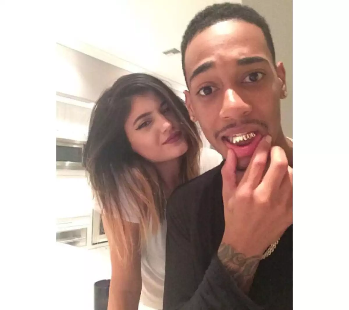 El rapero "Lil Za" quien fue arrestado en casa del cantante en una ocasión, publicó fotos en su cuenta de Instagram a lado de la socialité, llamándola: "Mejor amiga".
