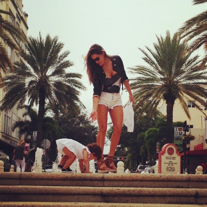 La argentina novia de Aarón Díaz salió a dar un paseo por ‘Palm Beach’ acompañada de su hija mayor en lo que parece ser una escapada de su amado Miami.