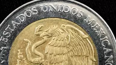 El peso mexicano se aprecia hoy a la apertura y rompe el piso de 17.30 por dólar