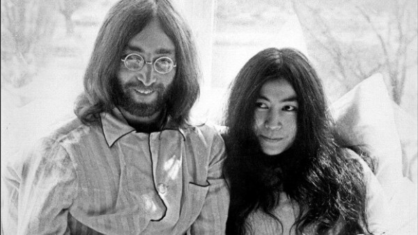 John Lennon y Yoko Ono son fotografiados en Amsterdam