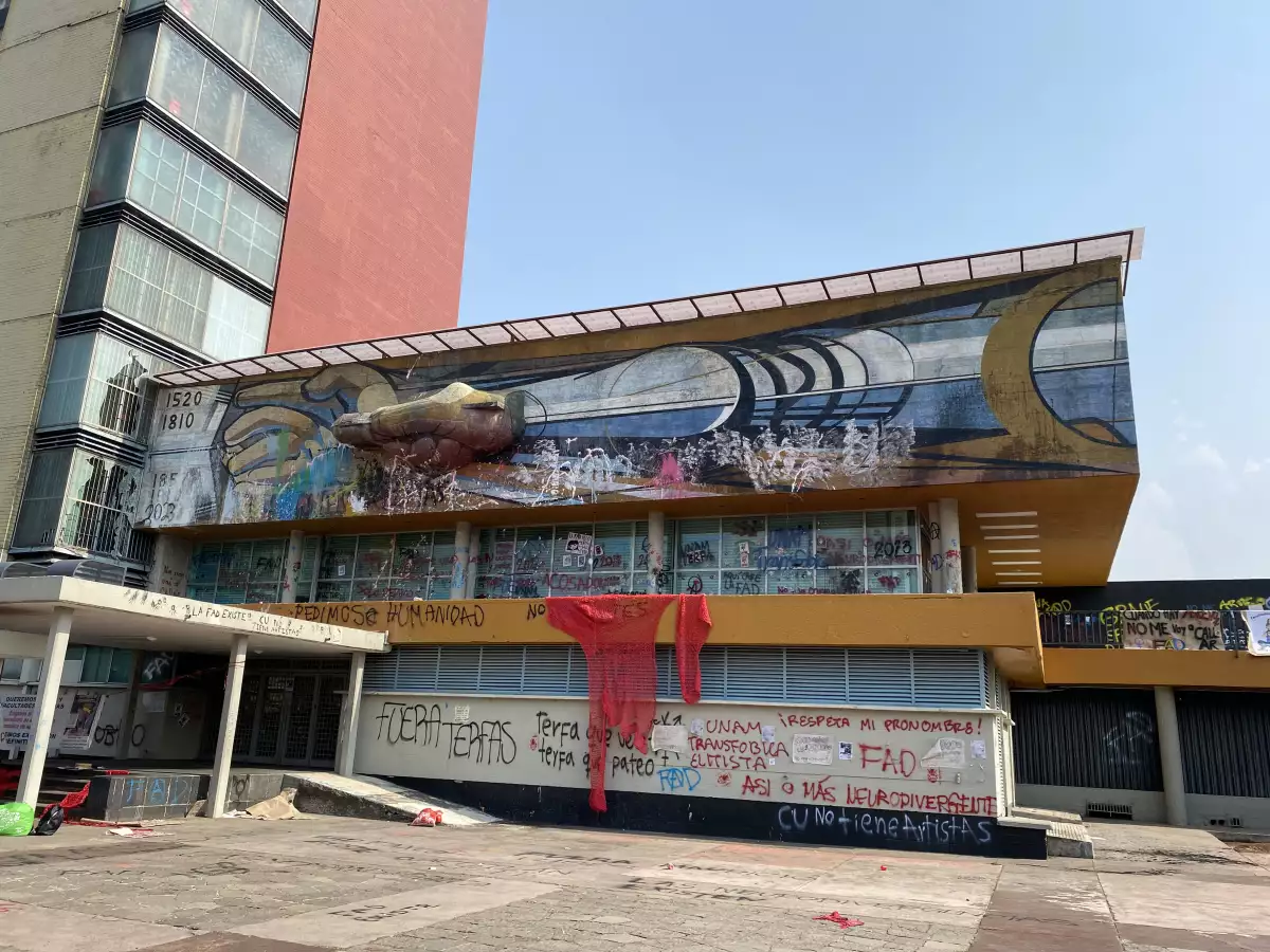 unam-vandalizan-mural-siqueiros-rectoria.jpg